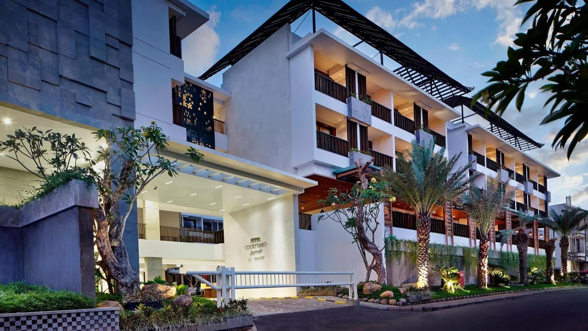 *****  Courtyard By Marriott Bali Seminyak Resort Indonézia